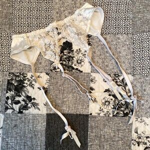 elegant white lace garter belt with ribbons and bows — one size